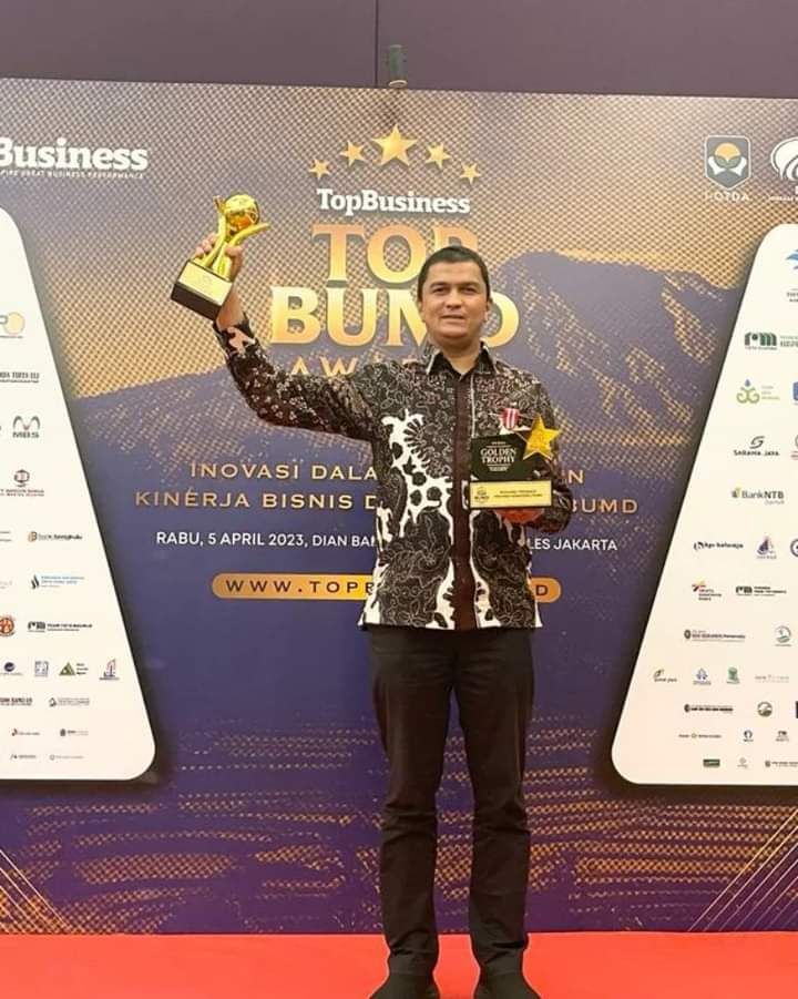 Dirut Perumda Tirtanadi Raih Penghargaan Top BUMD Award 2023