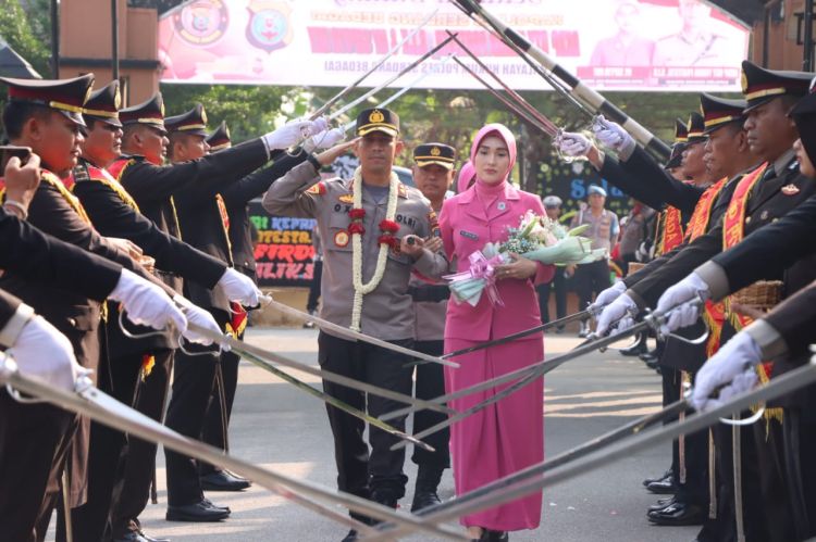 Kapolres Serdang Begadai AKBP Oxy Yudha Pratesta Disambut dengan Pedang Pora