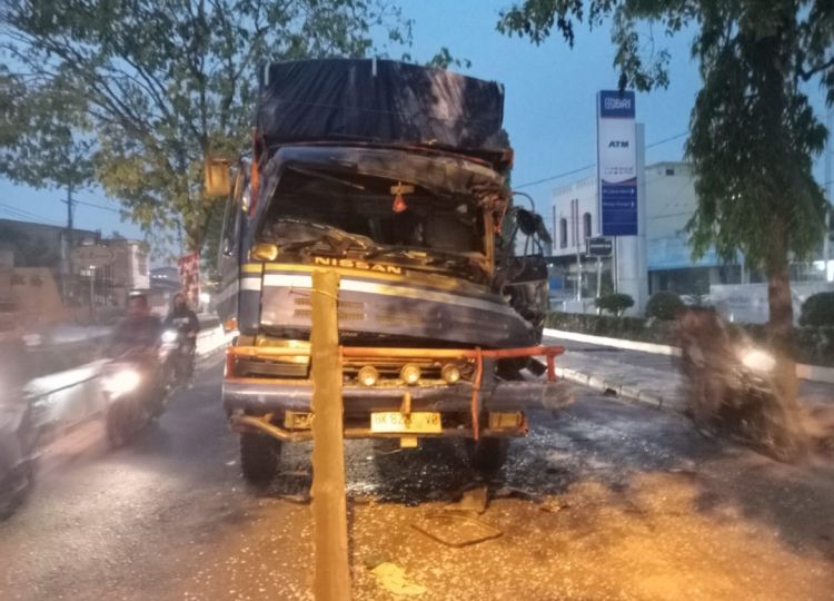 Depan Kantor BRI Pakam Tronton Alami Kecelakaan, Gak Ada Korban Sopir Kabur