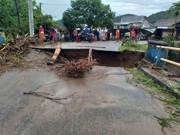 Belasan Rumah Hanyut dan Hewan Ternak di Sumbawa Mati Akibat Banjir Bandang