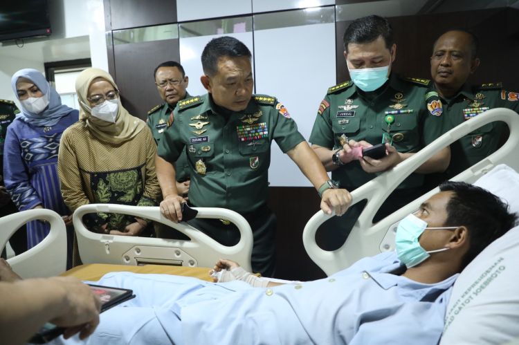 Kasad Jenguk 7 Prajurit Korban Penyerangan KST Papua di RSPAD