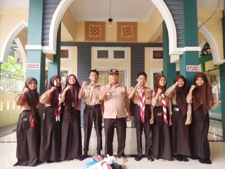 Sekolah dan Ortu Murid Dukung  SMPN 3 Bagi Takjil dan Sembako