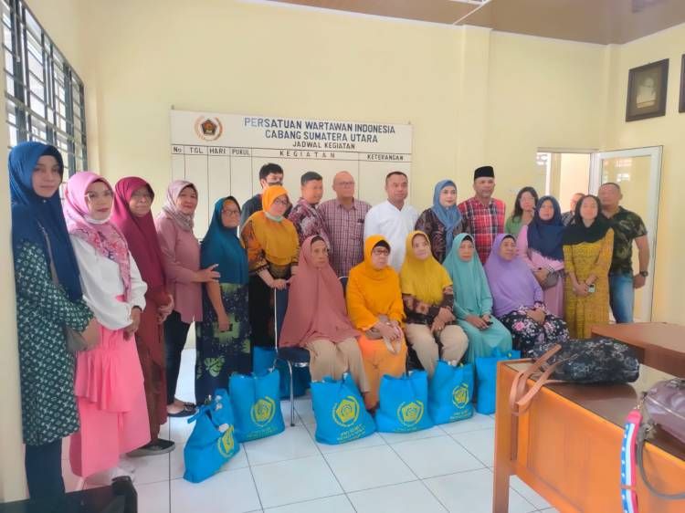 PWI Sumut Salurkan Ratusan Paket Lebaran ke Anggota dan Warakauri