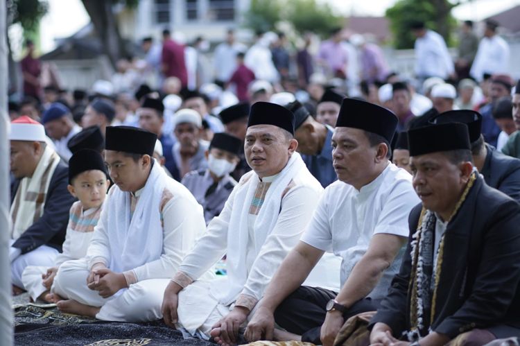 Bupati Labuhanbatu Shalat Ied Bersama Ribuan Warga di Lapangan Ika Bina