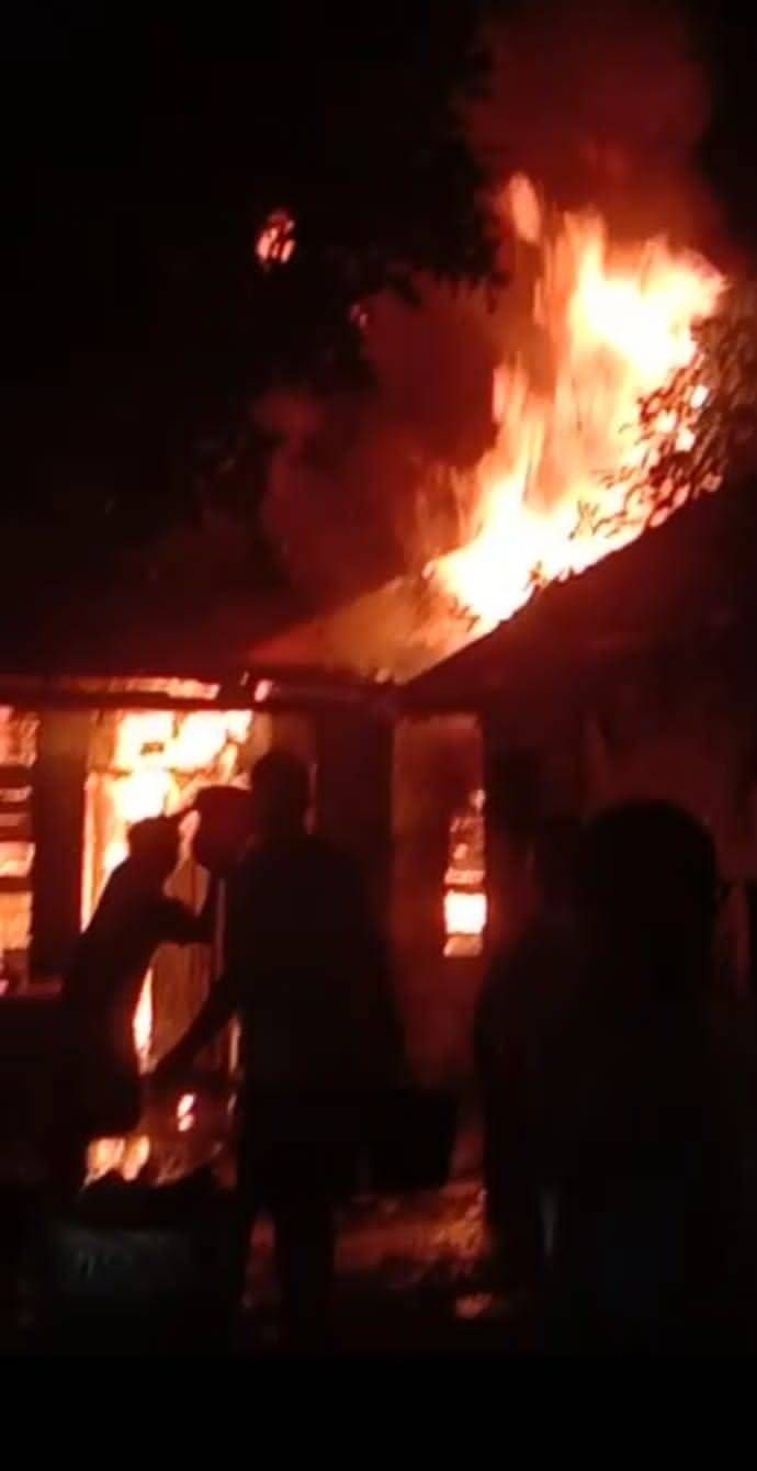 Dua Puluh Menit Baru Damkar Datang, Kebakaran Rumah Kosong di Medan Labuhan Panikan Warga
