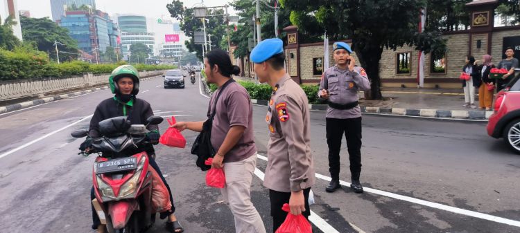 Dibalik Sosok Gahar, Propam Polri Bareng Wartawan Tebar Kebaikan di Bulan Ramadhan