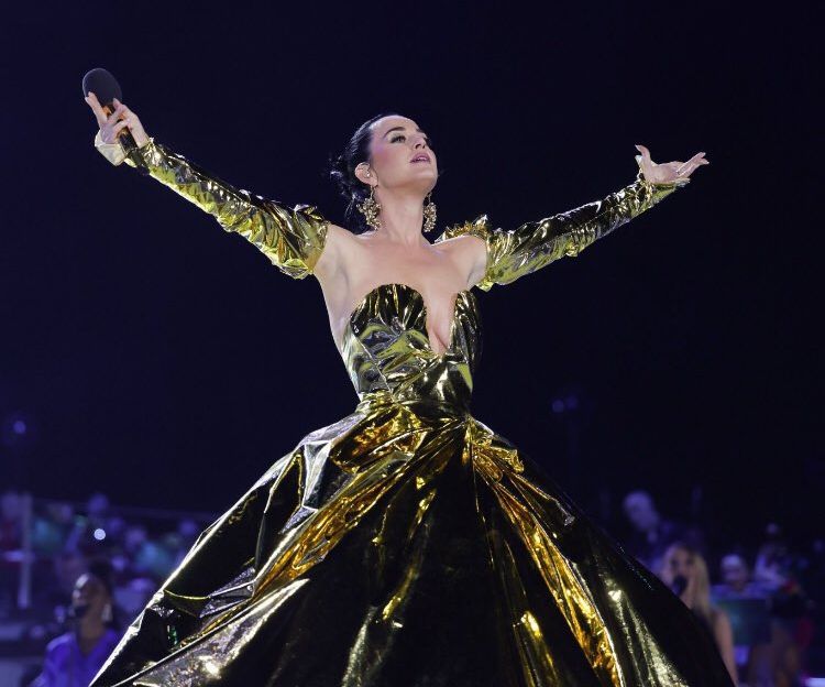 Katy Perry Pukau Ribuan Penonton di Konser Penabalan Raja Charles