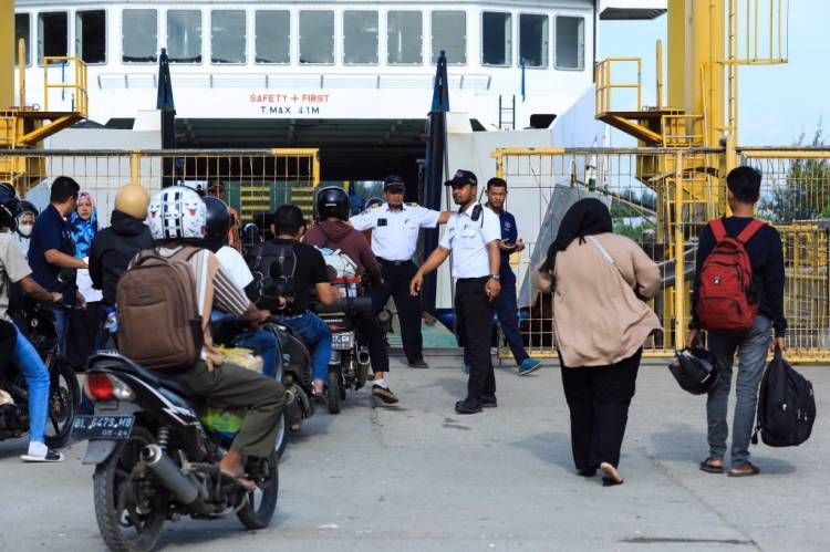 Arus Balik Pelabuhan Ulee Lheue  Landai Menunggu Pemudik dari Sabang