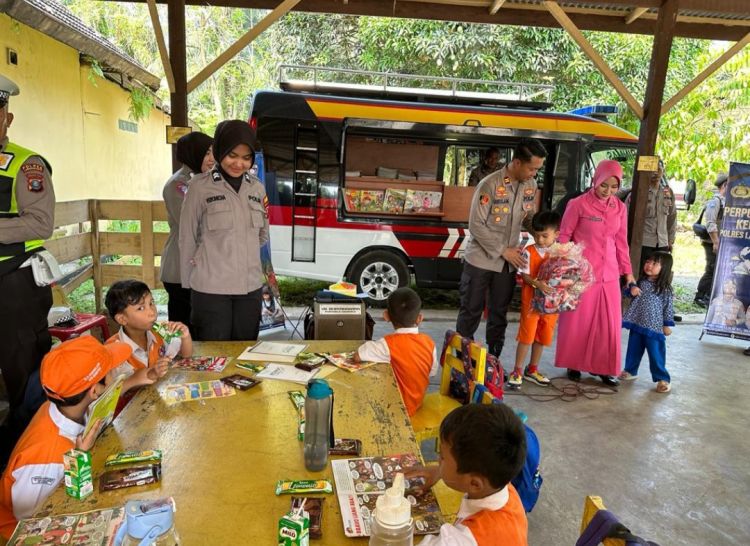 Tingkatkan Minat Anak Untuk Membaca. Polres Labuhanbatu Hadirkan dan Operasikan Perpustakaan Keliling