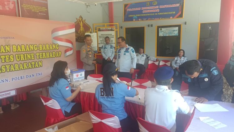 Bentuk Komitmen Kalapas Pematangsiantar Berantas Narkoba, Anggota Sipir dan WBP Dites Urine