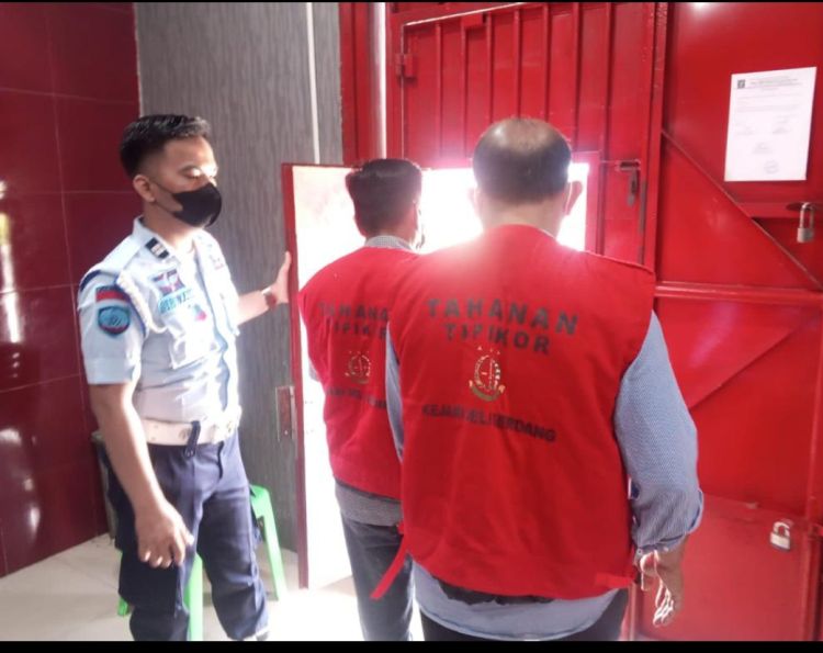 Mantan Kabag Umum DPRD Deli Serdang Tersangka Korupsi Ditahan Jaksa.