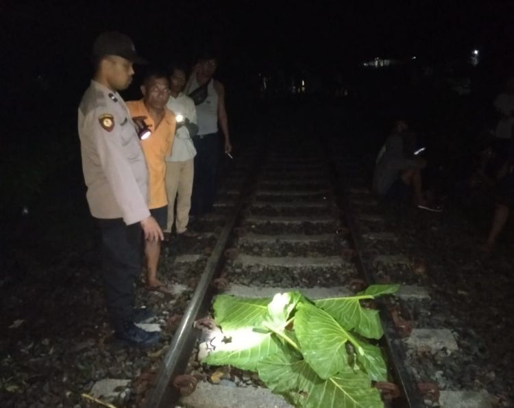 Duduk di Rel, Dua Pelajar Tewas Ditabrak Kereta Api
