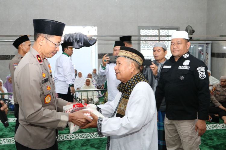 Waka Polda Sumut laksanakan Giat Safari Subuh Jumat Berkah langsung Dengarkan Curhat Masyarakat