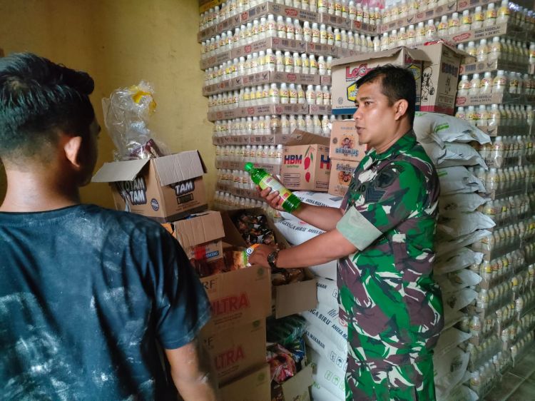 Cek Keseragaman Harga, Serma Aris Yandi Babinsa Peureulak Timur, Sambangi Grosir Sembako.