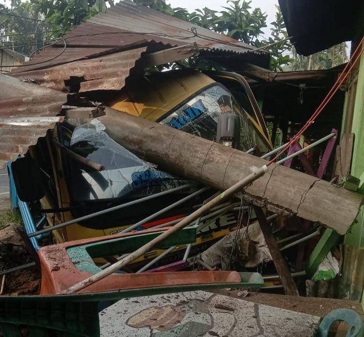Truk Tangki Air Isi Ulang Hantam Rumah Warga di Sibolangit, Diduga Rem Blong