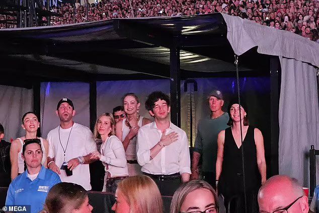 Dirumorkan Masalah Asmara, Matty Healy Tertangkap Kamera Hadiri Konser Taylor Swift