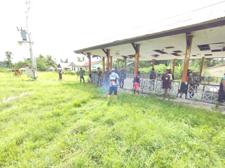 Satgas Pamtas Yonif 132/BS Gelar Karya Bakti Bersama Warga Kampung Kibay