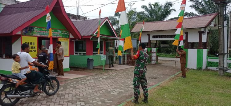 Peduli Keamanan, Babinsa Koramil 07/ Julok Bantu Pembuatan Poskamling di Desa Binaan