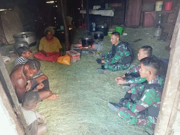 Grebek Dapur, Satgas Yonif 721/Mks Bantu Kesulitan Warga Papua