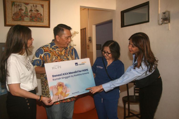 AXA Mandiri Salurkan Bantuan Nasabah kepada Penderita Kanker