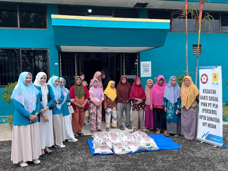 PLN Bagikan Bantuan Kepada Masyarakat Dhuafa di Sekitar Gardu Induk Lamhotma