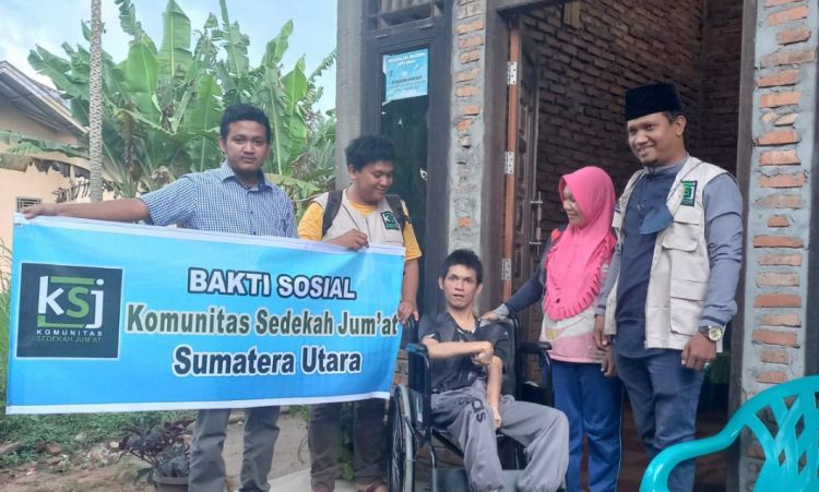 Penyandang Disabilitas Terima Bantuan Kursi Roda dari KSJ