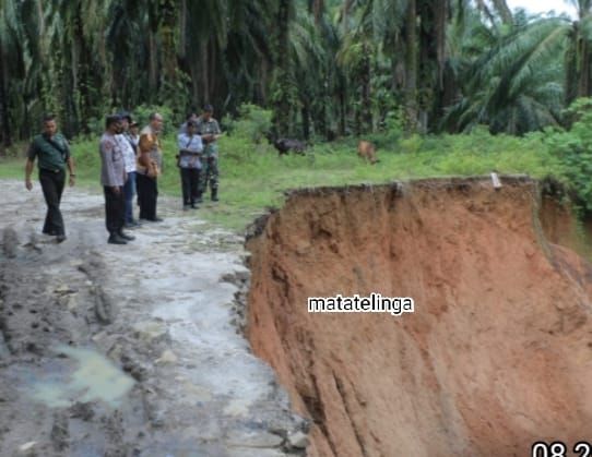 Longsor di Mandoge Asahan Ganggu Aktivitas Masyarakat, Wakil Bupati Lakukan Peninjauan