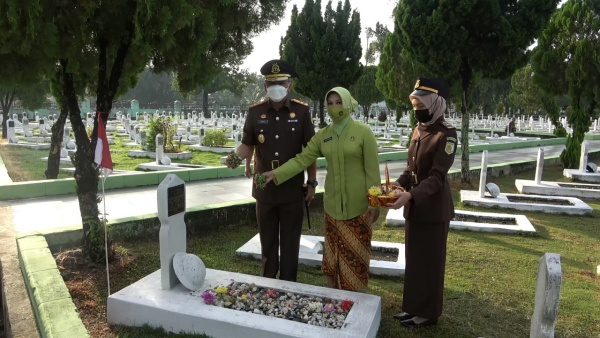 Peringati HBA dan Ultah IAD, Kejati Sumut Gelar Upacara dan Ziarah ke Taman Makam Pahlawan