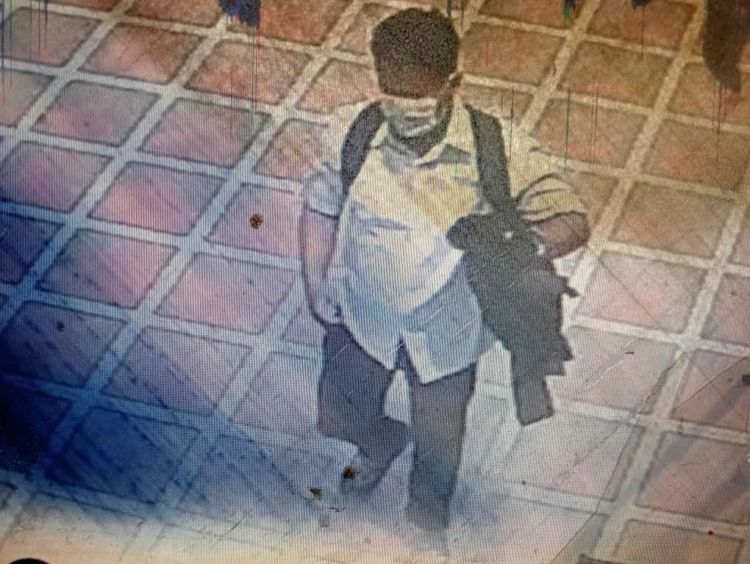 Pencuri Sepatu di Mesjid Amal Islamiyyah Lubuk Pakam Terekam CCTV