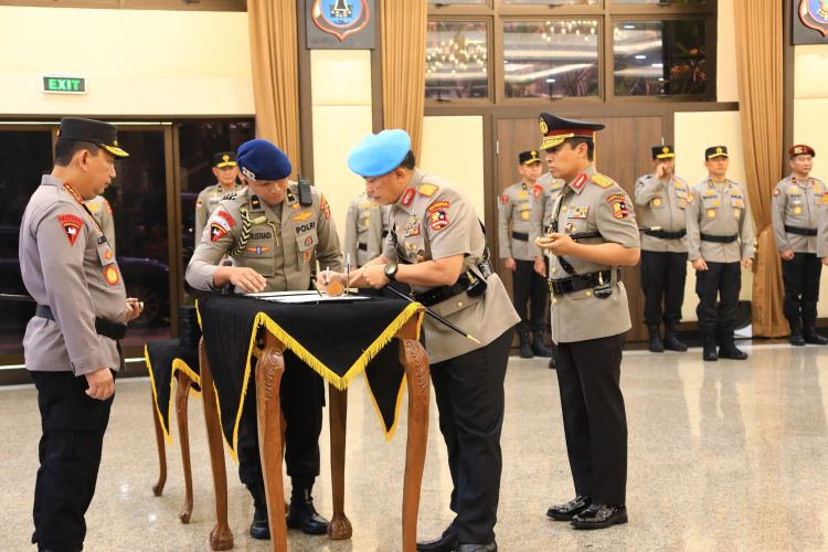 Kapolri Pimpin Sertijab Kadiv Propam, Kapolda dan Kenaikan Pangkat  Pati Polri