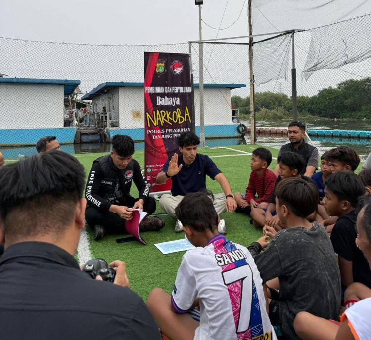Polres Priok Ajak Anak Muda Jauhi Narkoba dengan Bermain Bola di Lapangan Terapung