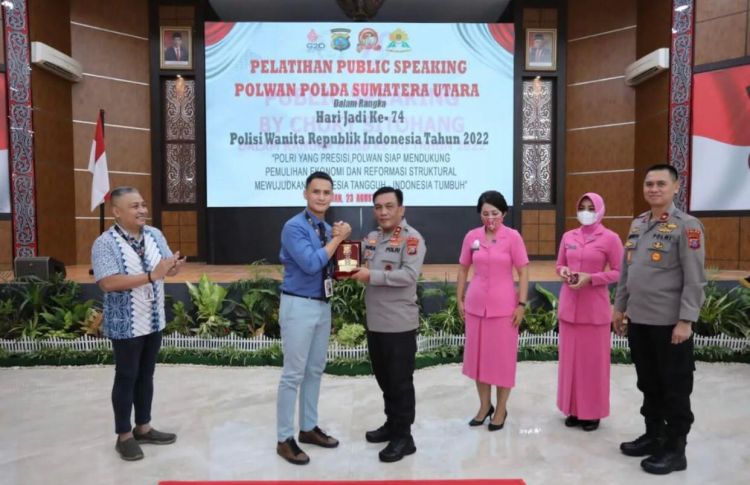 Personel Polda Sumut Latihan Public Speaking Bersama Choky Sitohang
