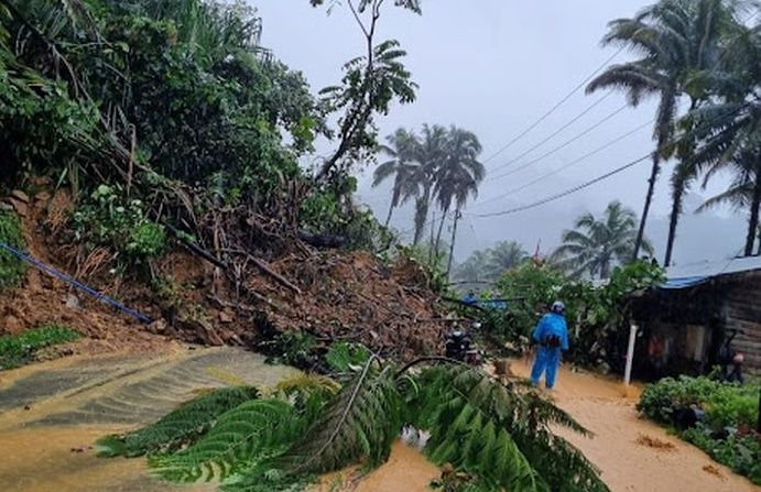 Kota Padang Diterjang Longsor 4 Titik, Akses Jalan Dialihkan