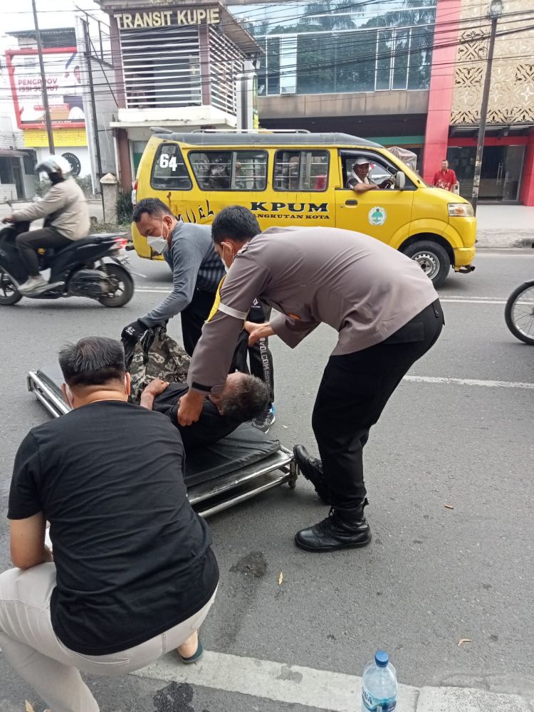 Bhabinkamtibmas Polsek Medan Baru Bantu Evakuasi Lansia ke RS