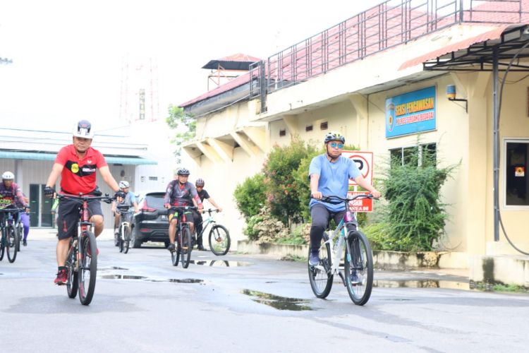 Tingkatkan  Kebugaran , Kapolres Sergai Gowes Bareng Personel