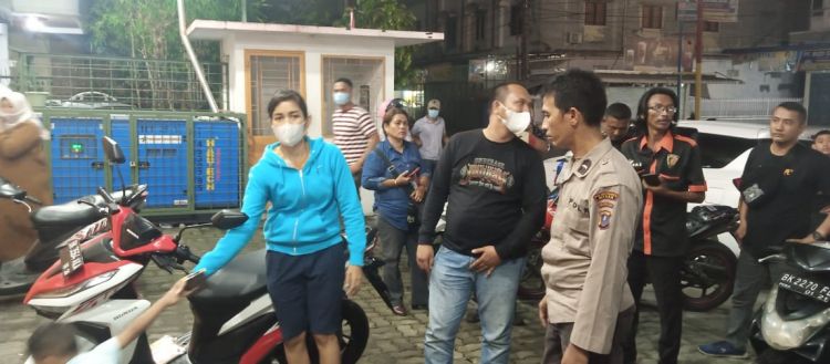 Aksi Dua Maling Congkel Jok Sepeda Motor di Parkiran Toko Mikado Terekam CCTV