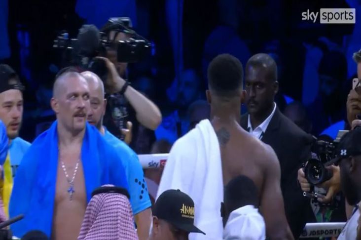 Momen Usyk Bingung Lihat Joshua Lucuti dan Buang Sabuk Juara Keluar Ring