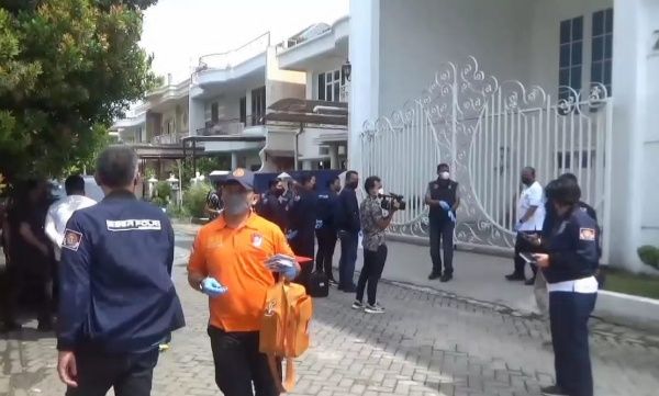 Polisi Geledah Rumah Terduga Bos Judi Online Terbesar di Sumut, Begini Penampakannya