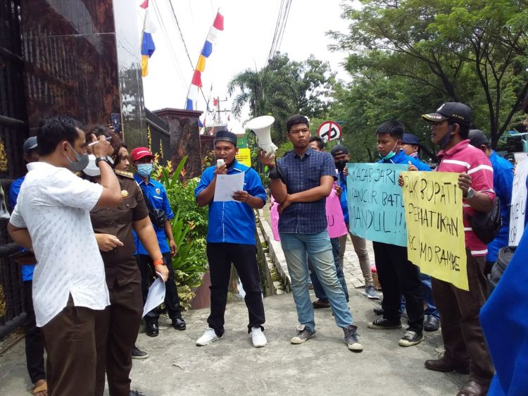 Dua Aksi Mahasiswa Sampaikan Dugaan Korupsi Dana Desa Sampai ke Kejatisu