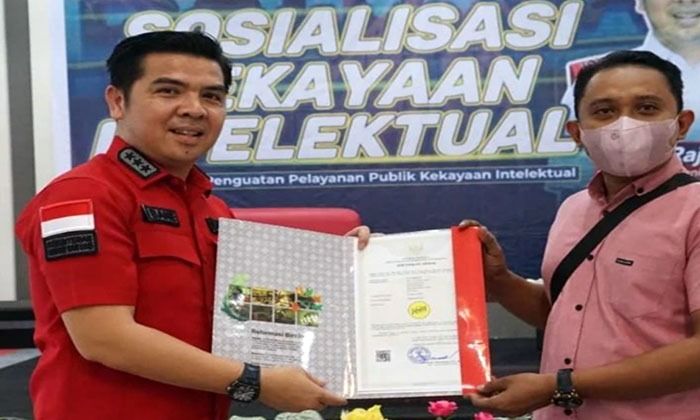 Staf Khusus Menkumham, Bane Raja Manalu Serahkan Sertifikat Merek UMKM Bandrek Joeli