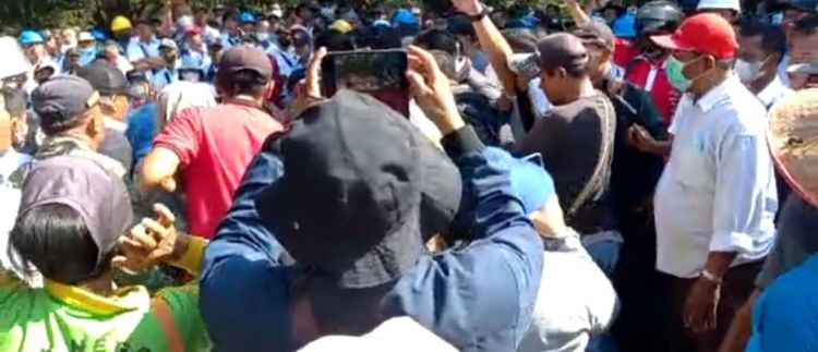 Lawan PTPN IV, Warga Desa Mariah Jambi Protes Penangkapan Polisi