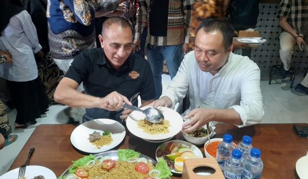 Resmikan Ray Cafe Shisa & Resto, Gubsu dan Ketua PWI Sumut Cicipi Menu Andalan