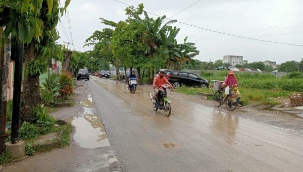 Gegara Ceceran Tanah Timbun,  Pengendara Sepeda Motor Berjatuhan