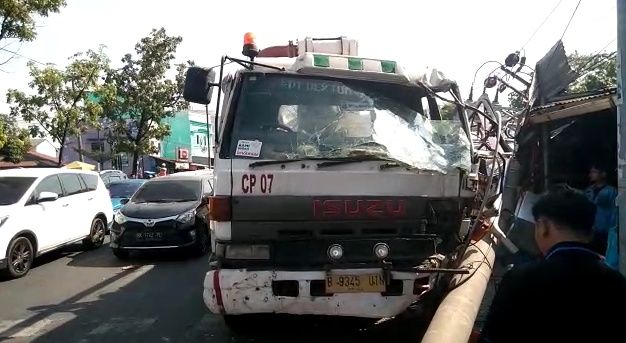 Brak! Diduga Rem Blong, Truk Pengangkut Semen Tabrak Tiang Listrik, Satu Rumah Rusak
