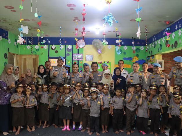 Hibahkan Tukin Bangun TK Gratis, Bripka Heri Dihadiahi Tiket Sekolah Perwira
