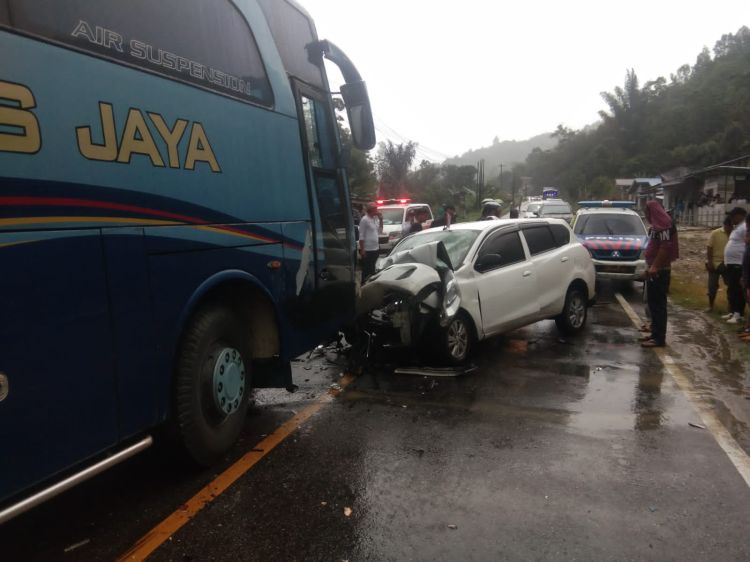 Laka Lantas Bus Pariwisata Kontra Datsun di Toba, 1 Tewas