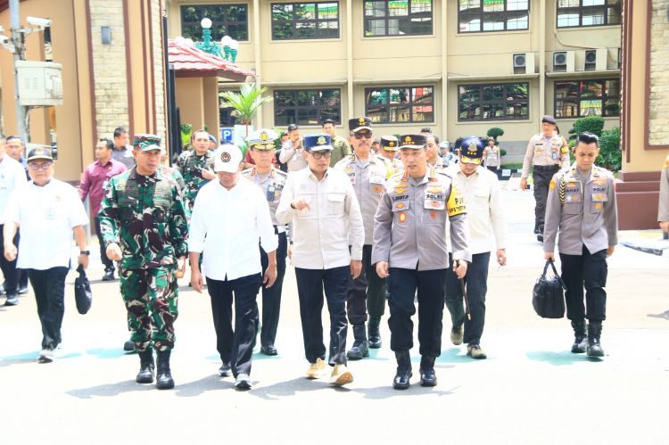 Kapolri Pastikan Pemudik Terlayani dengan Baik Saat Tinjau Stasiun Pasar Senen