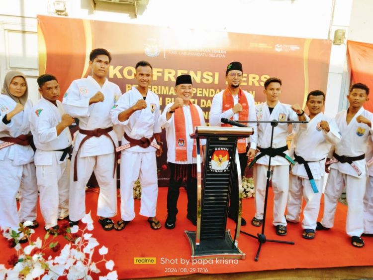 Ratusan Pendukung Hadiri Pendaftaran Fery-Sadian