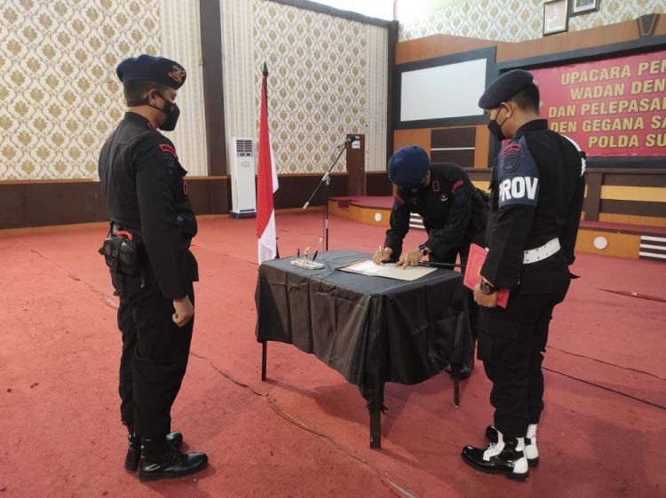 Danden Gegana Brimob Poldasu Pimpin Upacara Pengukuhan Jabatan dan Pelepasan Personel