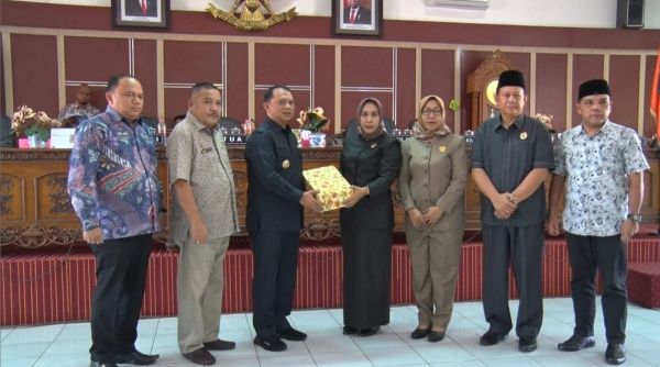 Bupati Erik Menyampaikan Nota Pembahasan Ranperda P-APBD Labuhanbatu Tahun 2022